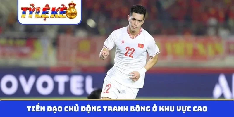 Tiền đạo chủ động tranh bóng ở khu vực cao